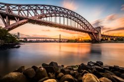 Hell Gate e Triboro bridge al tramonto, quartiere Astoria, nei Queens di New York