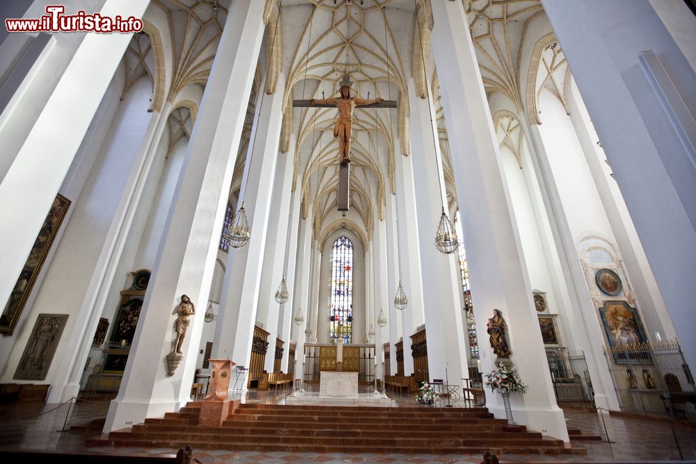 Immagine Navata centrale della Frauenkirche di Monaco di Baviera. Può ospitare fino a 20.000 fedeli