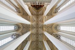 La volta della navata centrale della Frauenkirche di Monaco, in Germania. - © Sergieiev / Shutterstock.com
