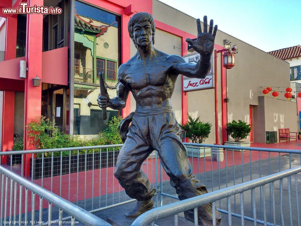 Immagine La statua di Bruce Lee nel quartiere di Chinatown a Los Angeles, California. L'attore americano di origini cinesi è stato un simboo per la comunità asiatica nel XX secolo - foto © Alex Millauer / Shutterstock.com