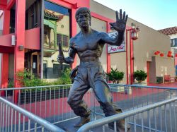 La statua di Bruce Lee nel quartiere di Chinatown a Los Angeles, California. L'attore americano di origini cinesi è stato un simboo per la comunità asiatica nel XX secolo - © ...