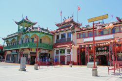 Los Angeles, California, USA: oggi il quartiere di Chinatown fonde lo stile cinese con quello americano ed è una grande attrazione turistica della Città degli Angeli - foto © ...