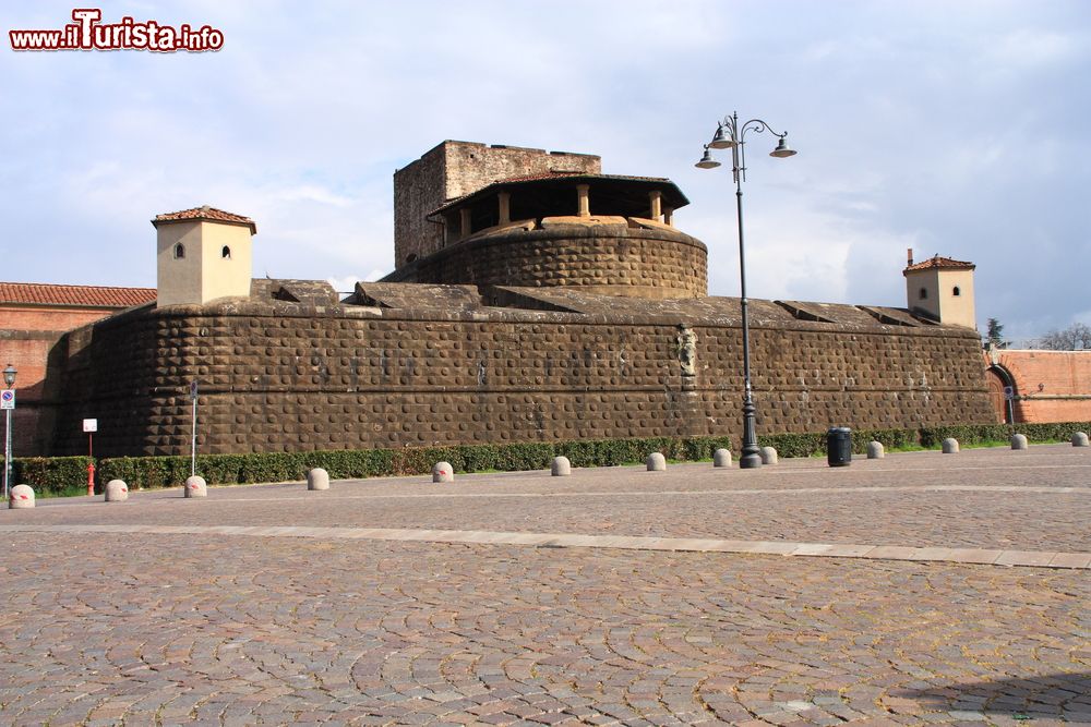 Immagine La Fortezza da Basso è un capolavoro di architettura rinascimentale che si trova a Firenze. Fu costruita tra il 1534 e il 1536 su progetto dell’architetto Antonio da Sangallo il Giovane.