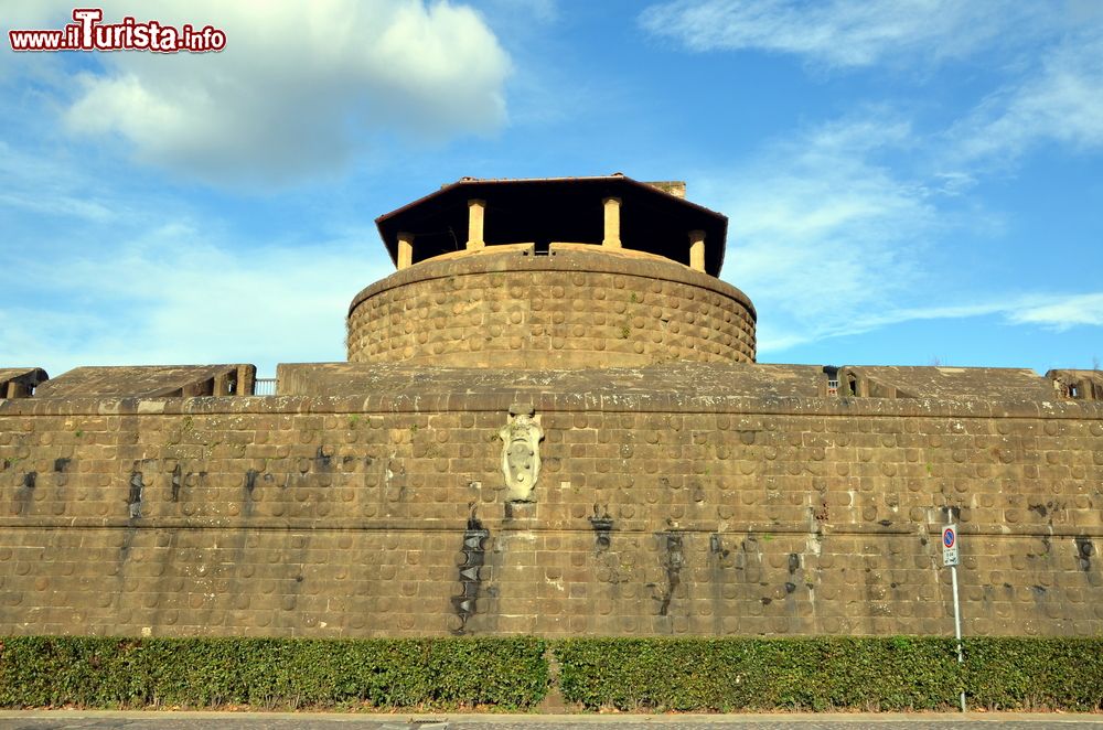 Immagine Il Mastio della Fortezza da Basso di Firenze. Costruito in pietra forte, presenta sulle pareti una decorazione con un motivo a palle che richiama lo stemma mediceo.