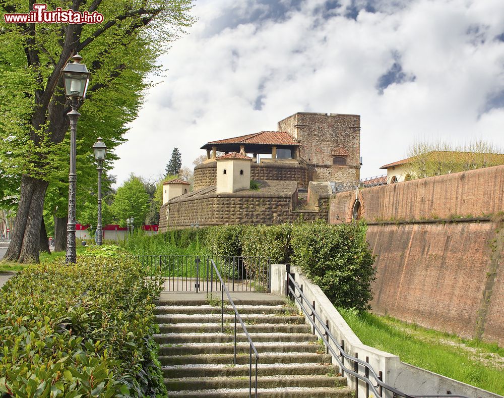 Immagine Le mura esterne della Fortezza da Basso di Firenze. Da anni l'edificio è anche sede di eventi e fiere a livello nazionale e internazionale.