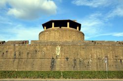 Il Mastio della Fortezza da Basso di Firenze. Costruito in pietra forte, presenta sulle pareti una decorazione con un motivo a palle che richiama lo stemma mediceo.