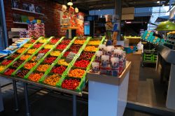 Bancarelle di frutta esposte dentro al Markthal di Rotterdam  - © fokke baarssen / Shutterstock.com