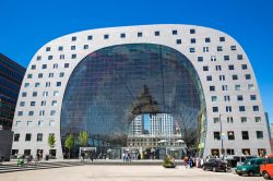 Il grande arco che ospita il mercato coperto di Rotterdam, il Markthal, in Olanda. Nella parte superiore della struttura, l'arco di 10 piani, ospita dei signorili e moderni appartamenti. ...