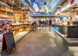 Negozi alimentari nel mercato coperto Markthal di Rotterdam - © Alexandre Rotenberg / Shutterstock.com