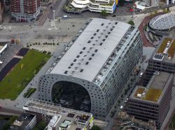 Vista aerea del grande Markthal, il moderno mercato di Rotterdam. E' stato progettato da architetti olandesi dello studio MVRDV. Nel sottopiano si trovano i poli logistici dei ...