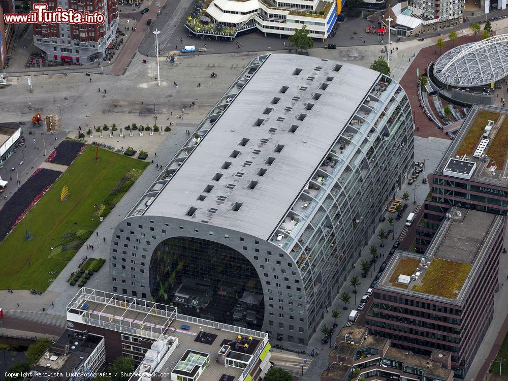 Immagine Vista aerea del grande Markthal, il moderno mercato di Rotterdam. E' stato progettato da architetti olandesi dello studio MVRDV. Nel sottopiano si trovano i poli logistici dei commercianti e i numerosi parcheggi al coperto. Ma non solo. Se volete mangiare un boccone non avrete che da scegliere quale ristorante faccia al caso vostro. Ce ne sono diversi sia di cucina tipica che di cucina etnica attorno all'edificio. Qui i profumi e i sapori si mescolano in un'inedita miscela internazionale. È inoltre presente uno spazio dedicato a un laboratorio di cucina dove si può imparare a preparare dei veri e propri gourmet. - © Aerovista Luchtfotografie / Shutterstock.com