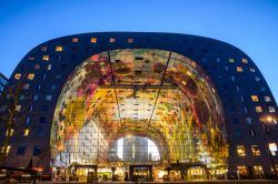 Il fascino notturno del grande arco del Markthal, il mercato coperto di Rotterdam, in Olanda - © Alexandre Rotenberg / Shutterstock.com