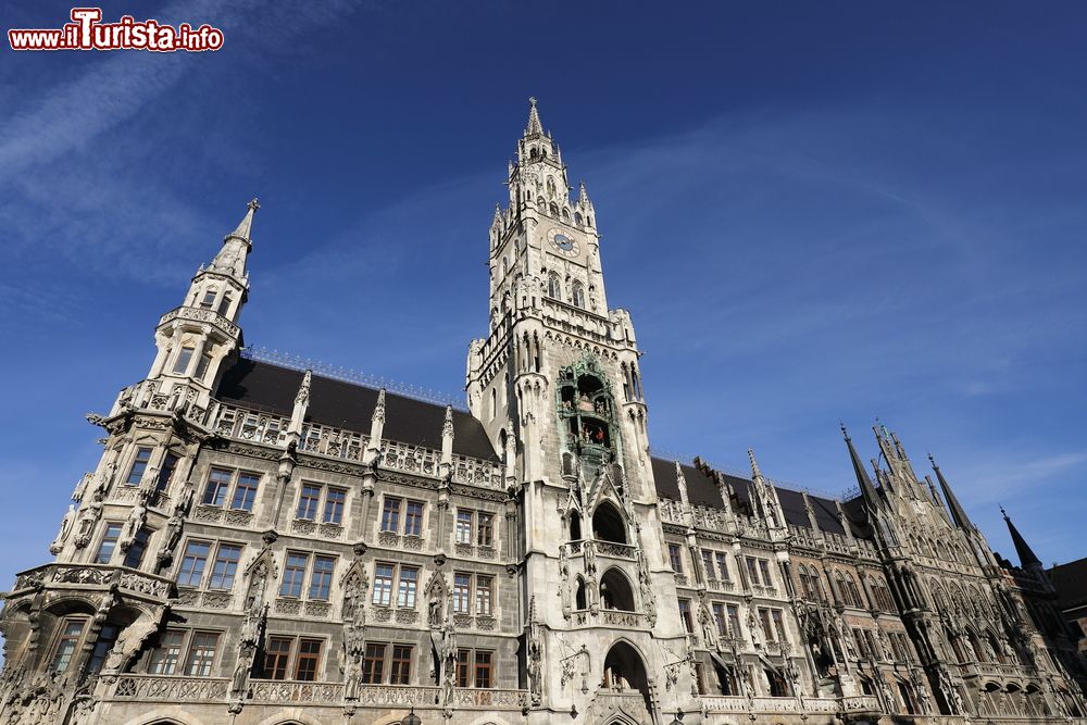 Immagine Il Municipio (Rathaus) in Marienplatz, uno dei simboli della città di Monaco di Baviera, Germania.