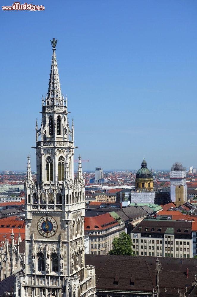 Immagine La torre del Nuovo Municipio (Neue Rathaus Glockenspiel) su Marienplatz è una delle principali attrazioni di Monaco di Baviera - © EQRoy / Shutterstock.com
