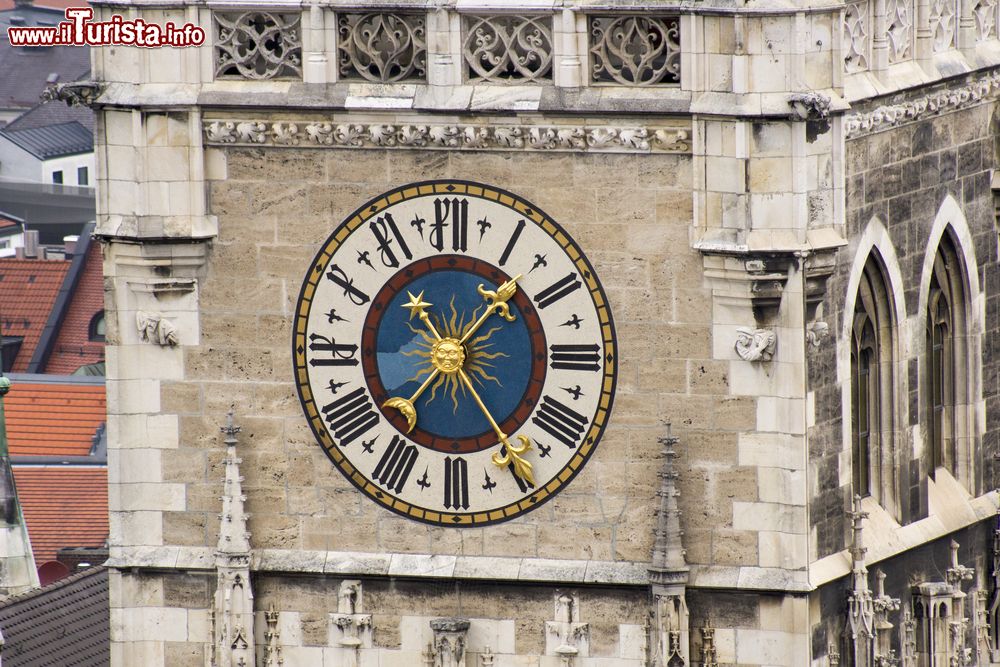 Immagine L'orologio della torre del Municipio di Monaco di Baviera svetta su Marienplatz e il centro storico.