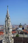 La torre del Nuovo Municipio (Neue Rathaus Glockenspiel) su Marienplatz è una delle principali attrazioni di Monaco di Baviera - © EQRoy / Shutterstock.com