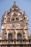 L'edificio neogotico del Nuovo Municipio di Monaco di Baviera vanta una torre slanciata impreziosita dal famoso Glockenspiel, un enorme carillon che suona tutte le sere.