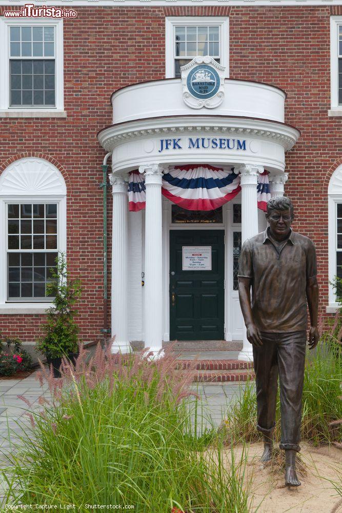Immagine La statua di JFK davanti al Museo Kennedy di Hyannis, Cape Cod (Massachusetts) - © Capture Light / Shutterstock.com