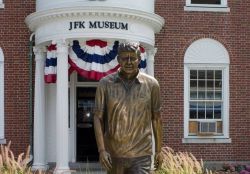 Particolare della statua di John Kennedy al JFK Museum di Hyannis, Cape Cod - © Jerry Callaghan / Shutterstock.com
