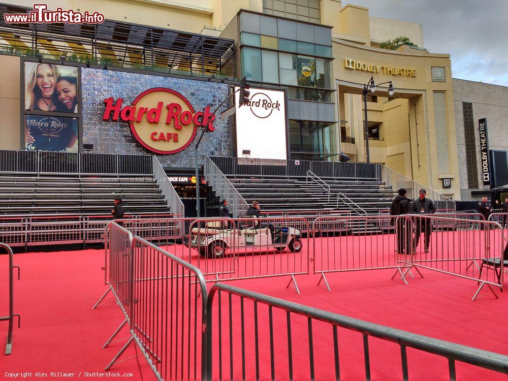 Immagine Il red carpet allestito di fornte all'Hard Rock Cafè e il teatro Dolby Theatre a Los Angeles. - © Alex Millauer / Shutterstock.com