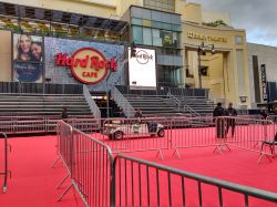 Il red carpet allestito di fornte all'Hard Rock Cafè e il teatro Dolby Theatre a Los Angeles. - © Alex Millauer / Shutterstock.com