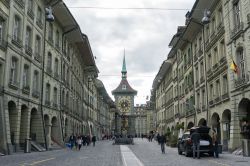 La via Kramgasse dove al n° 49  si trova la casa dove visse Albert Einstein a Berna - © Have a nice day Photo / Shutterstock.com