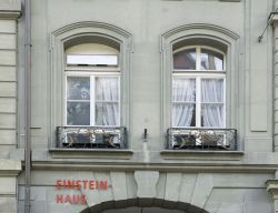 Le finestre del museo di Albert Einstein a Berna, in via Kramgasse - © Have a nice day Photo / Shutterstock.com