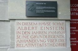 Una targa segnala il museo Einstein, creato nella casa dove il fisico visse a Berna, tra il 1903 e il 1905 - © Have a nice day Photo / Shutterstock.com