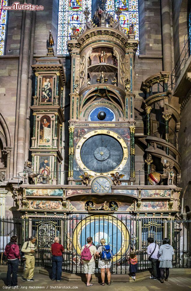 Immagine Il prezioso orologio astronomico della cattedrale di Strasburgo è il risultato della collaborazione di artisti, matematici e tecnici e rappresenta una visione dell’astronomia del Cinquecento - foto © Jorg Hackemann / Shutterstock.com