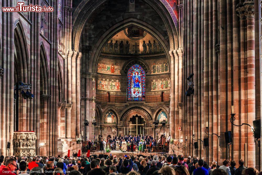 Immagine Il momento della messa al'interno della cattedrale di Strasburgo (Alsazia, Francia). La chiesa è aperta tutti i giorni dalle 7 alle 11.20 e dalle 12.40 e alle 19 - foto © Andreas Zerndl / Shutterstock.com