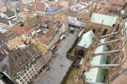 Il centro storico di Strasburgo (Francia) visto dall'alto della terrazza della Cathédrale de Notre-Dame.