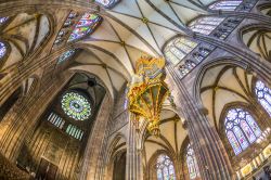 Le altissime volte del soffitto della cattedrale di Strasburgo (Francia), costruita tra l'XI e il XV secolo - © Jorg Hackemann / Shutterstock.com