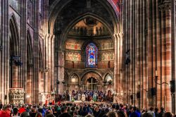 Il momento della messa al'interno della cattedrale di Strasburgo (Alsazia, Francia). La chiesa è aperta tutti i giorni dalle 7 alle 11.20 e dalle 12.40 e alle 19 - ...