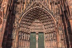 Particolare del sontuoso portale gotico della Cathédrale de Notre Dame de Strasbourg in Alsazia, Francia.