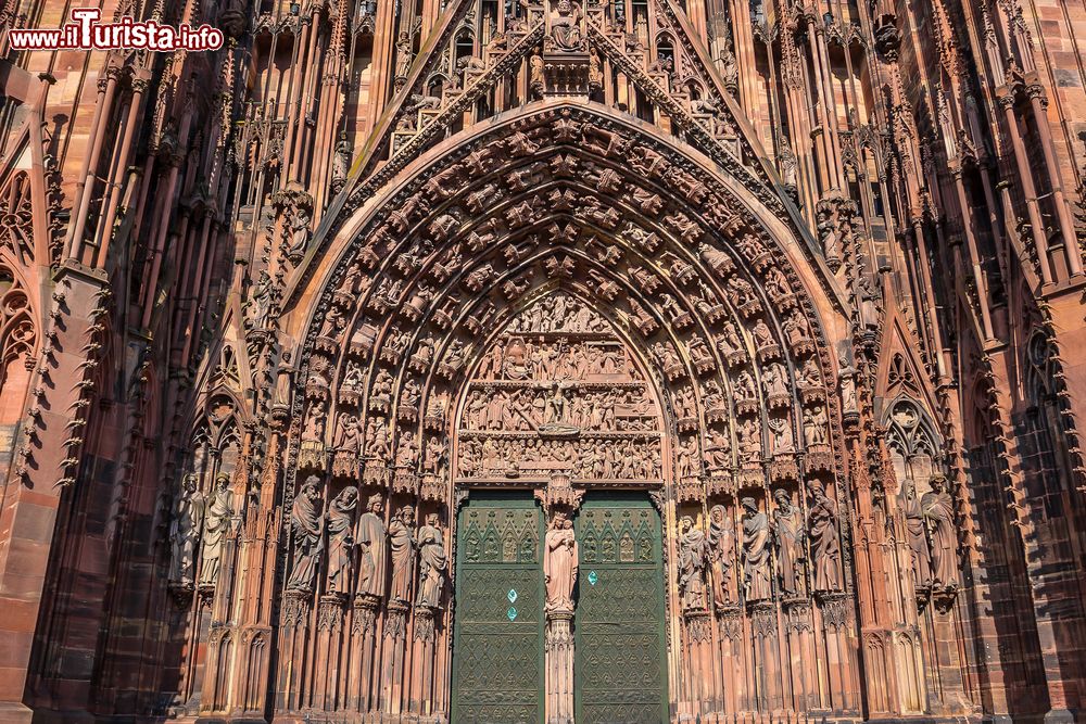 Immagine Particolare del sontuoso portale gotico della Cathédrale de Notre Dame de Strasbourg in Alsazia, Francia.
