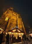 I mercatini di Natale proprio davanti alla cattedrale di Notre Dame nella città di Strasburgo, considerata una delle più antiche del mondo - foto © Hadrian / Shutterstock.com ...