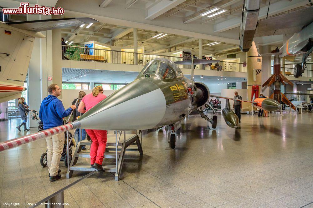 Immagine Un aereo da guerra all'interno del Deutsches Museum, uno dei più visitati di Monaco di Baviera - © JJFarq / Shutterstock.com