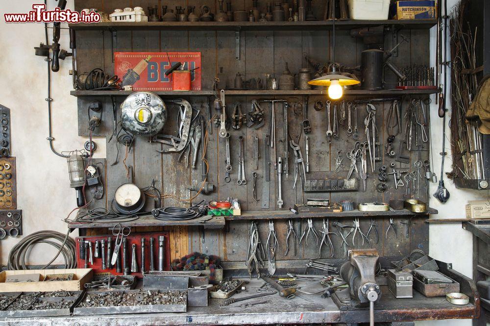 Immagine La riproduzione di un antico laboratorio nel Deutsches Museum di Monaco di Baviera, Germania - foto © Bene Images / Shutterstock.com