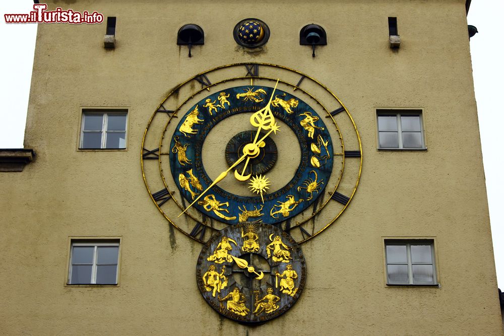 Immagine Il famoso orologio del Deutsches Museum di Monaco di Baviera, dove sono rappresentati anche i simboli zodiacali.
