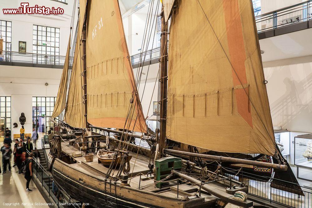 Immagine Un'antica imbarcazione ospitata nel Deutsches Museum di Monaco di Baviera (Germania). Si tratta del più grande museo al mondo dedicato alla scienza e alla tecnologia - foto © Mariia Golovianko / Shutterstock.com