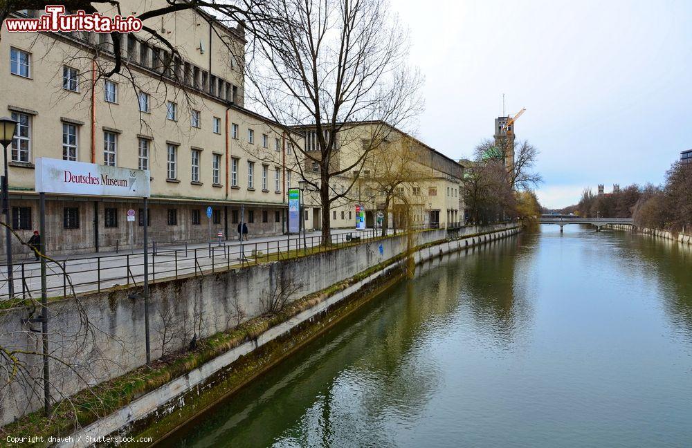 Immagine Monaco, Germania: il Deutsches Museum si trova su un'isola (la Museuminsel) proprio nel mezzo del corso del fiume Isar - foto © dnaveh / Shutterstock.com