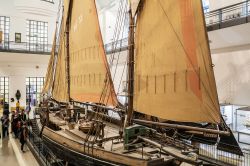 Un'antica imbarcazione ospitata nel Deutsches Museum di Monaco di Baviera (Germania). Si tratta del più grande museo al mondo dedicato alla scienza e alla tecnologia - foto © ...
