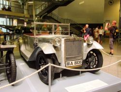 Splendida auto d'epoca nel Deutsches Museum di Monaco (Germania), il più grande museo al mondo interamente dedicato alla scienza e alla tecnologia - © Dmitry Kovba / Shutterstock.com ...