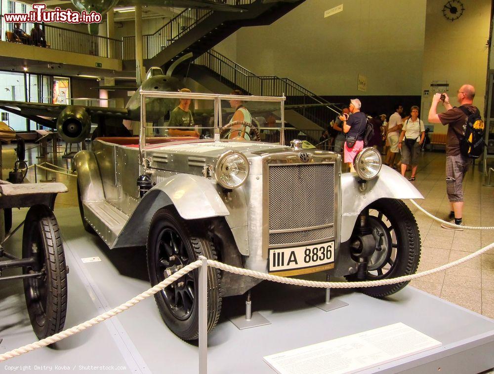 Immagine Splendida auto d'epoca nel Deutsches Museum di Monaco (Germania), il più grande museo al mondo interamente dedicato alla scienza e alla tecnologia - © Dmitry Kovba / Shutterstock.com