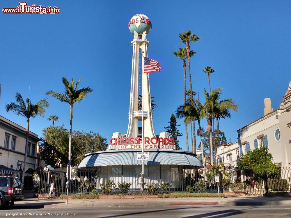 Immagine La mitica torre del Crossroads of the World su Sunset Boulevard a Los Angeles (California) fu costruita nel 1936 - © Alex Millauer / Shutterstock.com