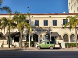 L'esterno dell'Hollywood Athletic Club su Sunset Boulevard, fondato da Charlie Chaplin e frequentato dalle celebrità dello spettacolo - © Alex Millauer / Shutterstock.com ...