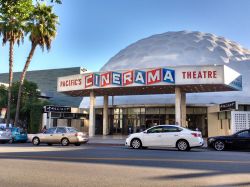Il famoso Cinerama Dome, inaugurato nel 1963 su Sunset Boulevard ad Hollywood, è ancora oggi uno dei cinema preferiti dalle case di produzione per presentare i loro film - © Alex ...