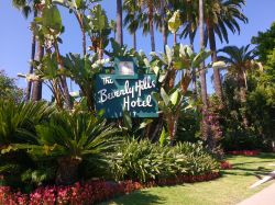 L'insegna del Beverly Hills Hotel su Sunset Boulevard a Los Angeles. Fin dalla sua apertura nel 1912, l'hotel ha ospitato le più grandi star del cinema - © Alex Millauer ...