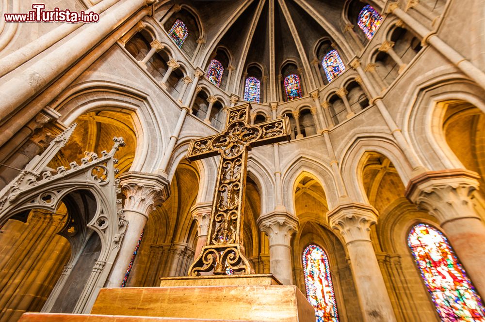 Immagine Il crocifisso e gli archi della Cattedrale di Notre-Dame di Losanna, la più importante chiesa protestante della citta svizzera.