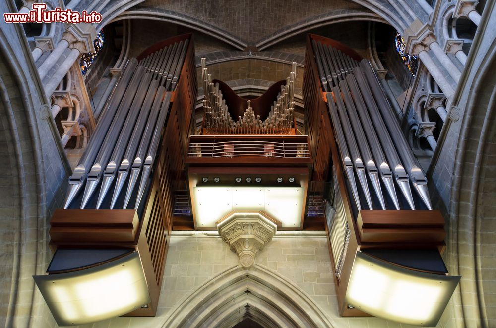 Immagine Il grande organo della Cattedrale di Notre-Dame a Losanna, ospitato nella chiesa dal 2003. L'organista titolare è il maestro Jean-Christophe Geiser.